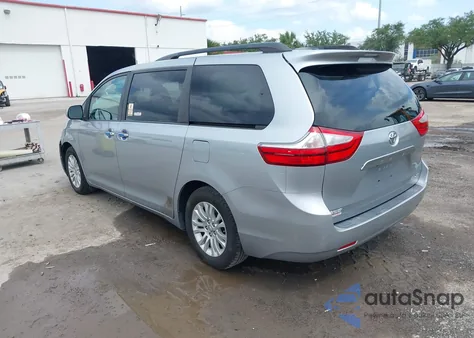 2015 Toyota Sienna Xle 8 Passenger z USA, uszkodzony, nr VIN 5TDYK3DC9FS670655